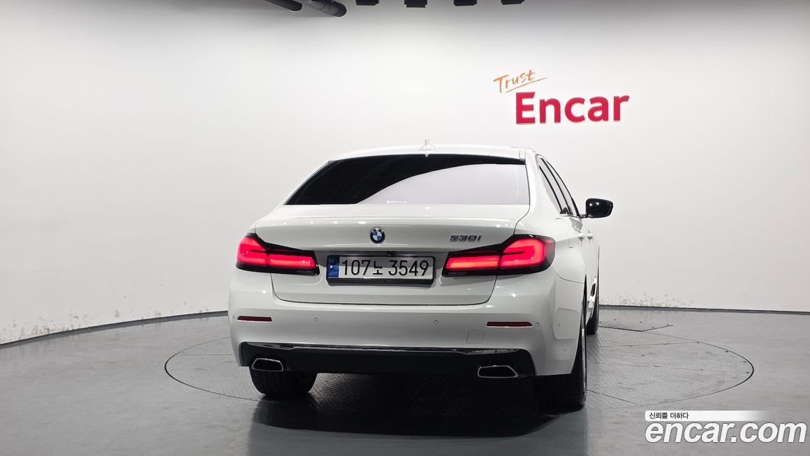 BMW 5-Series 530i Luxury, 2023