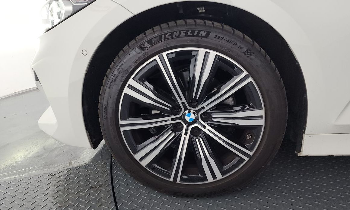 BMW 3-Series 320i, 2025