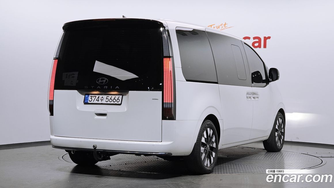 Hyundai Staria 4WD Lounge 9-Seater, 2025