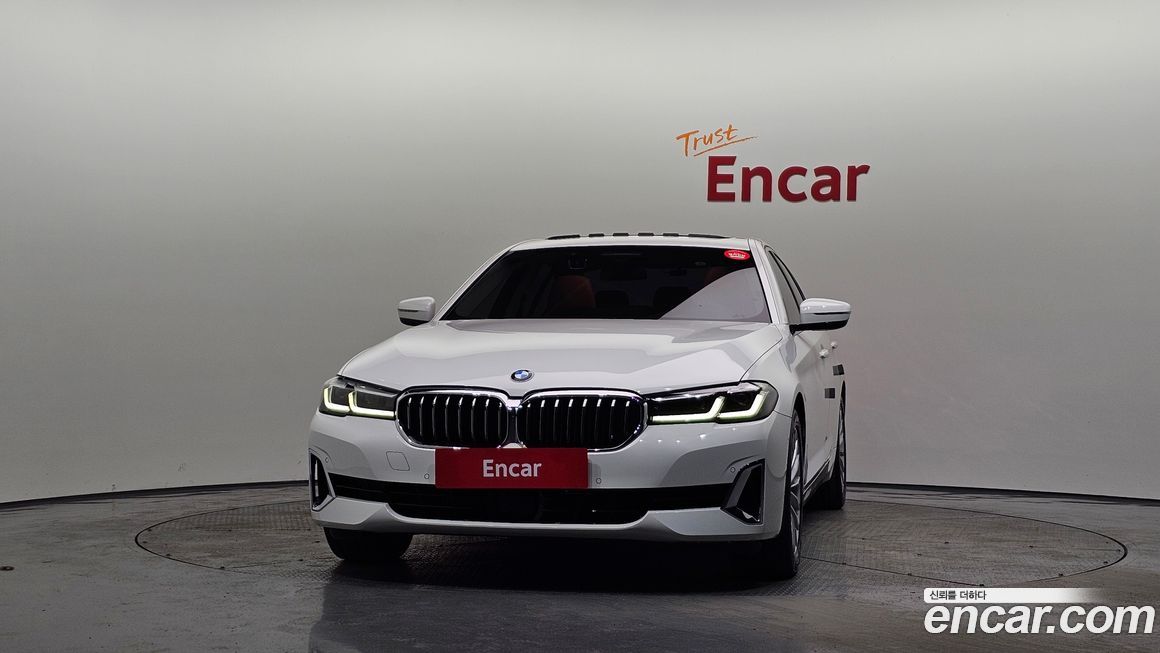 BMW 5-Series 520i Luxury, 2022