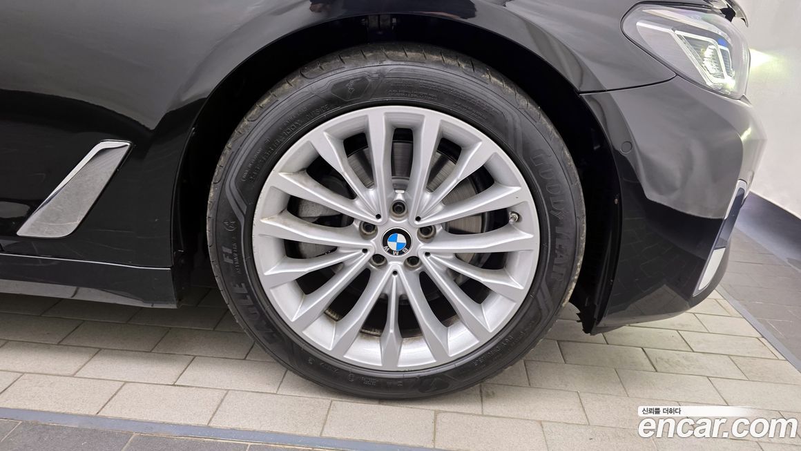 BMW 5-Series 520i Luxury, 2023