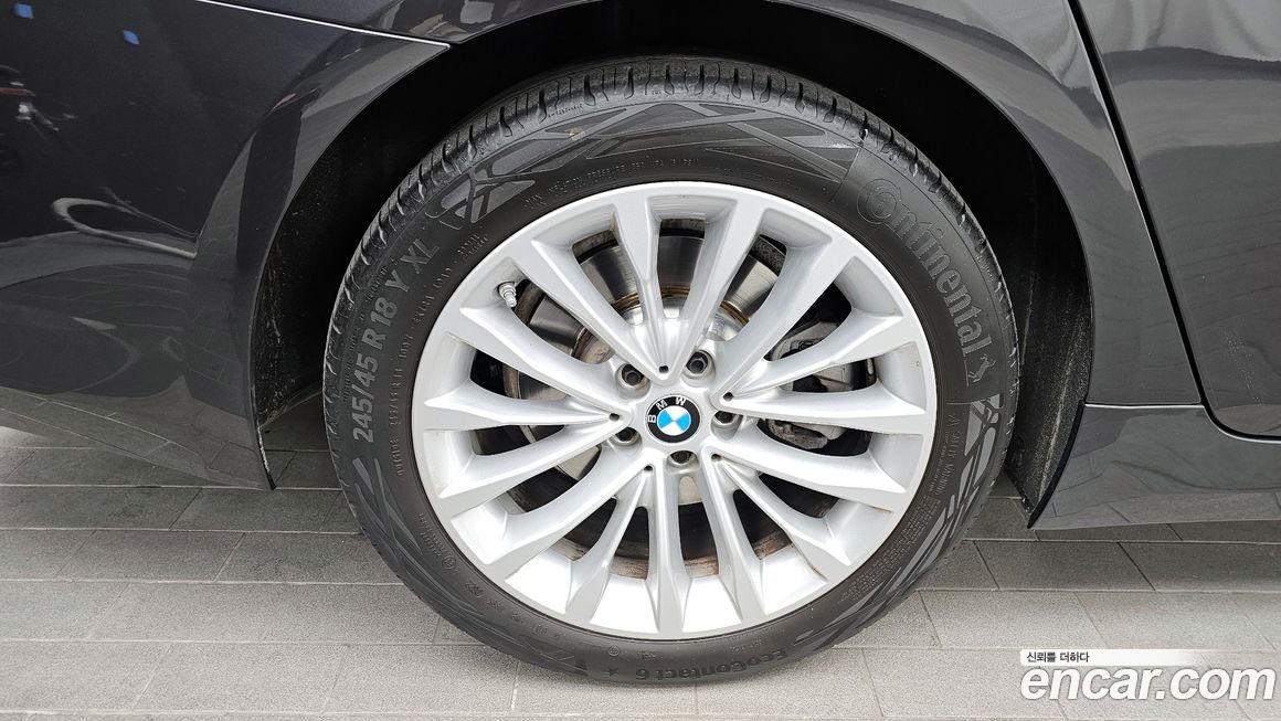 BMW 5-Series 520i Luxury, 2023