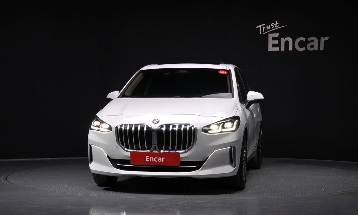 BMW 2-Series 220i Luxury, 2024