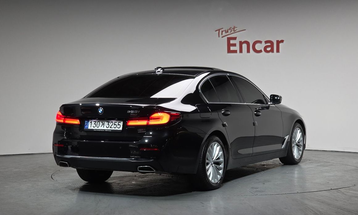BMW 5-Series 520i Luxury, 2023
