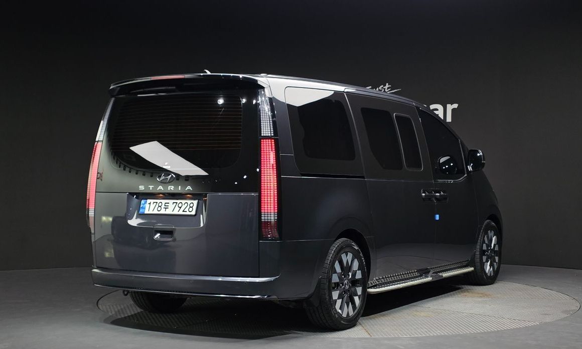 Hyundai Staria Lounge 9-Seater, 2023