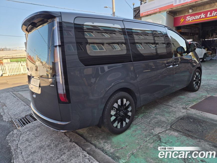 Hyundai Staria 4WD Lounge 9-Seater, 2025