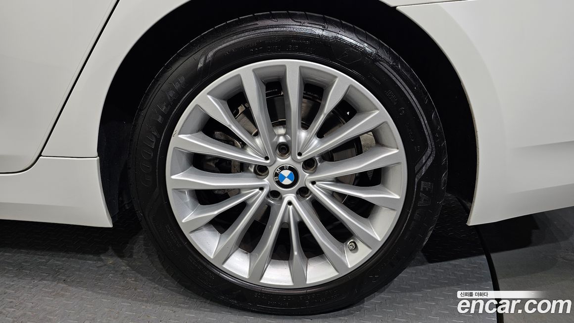 BMW 5-Series 520i Luxury, 2022