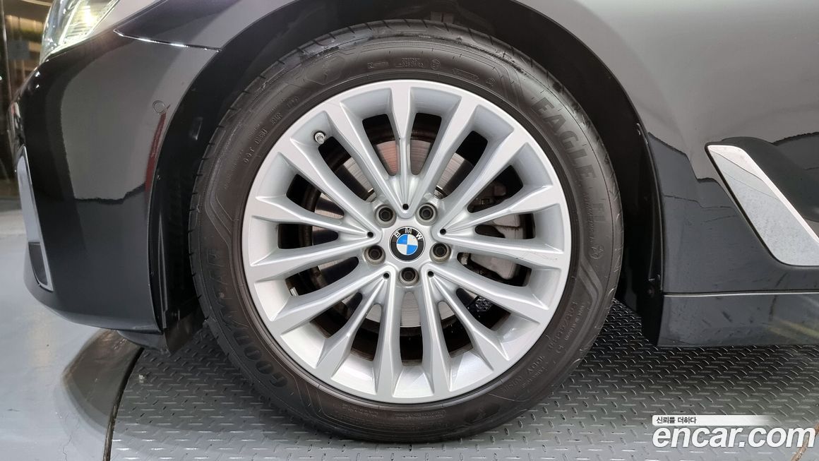 BMW 5-Series 520i Luxury, 2023