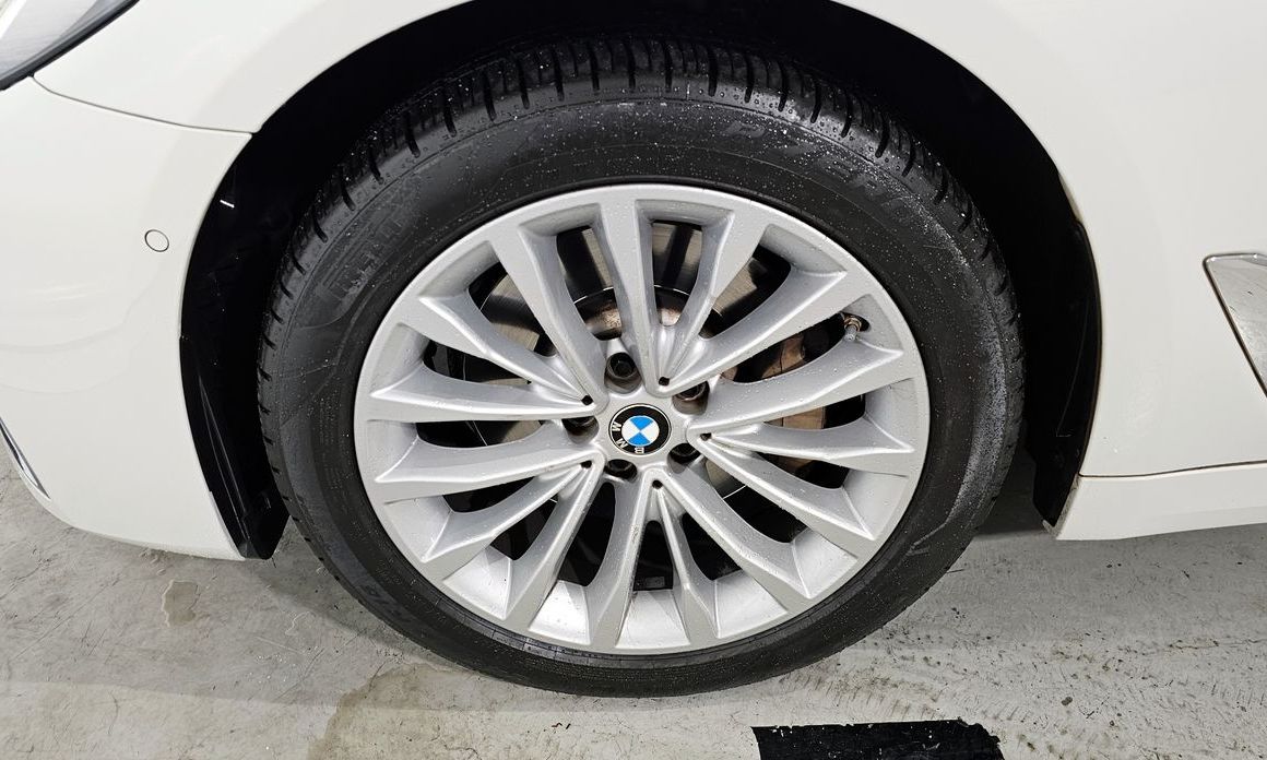 BMW 5-Series 530i Luxury, 2022