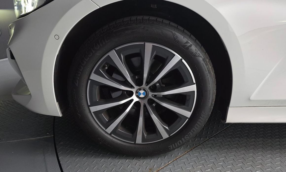 BMW 3-Series 320i, 2024