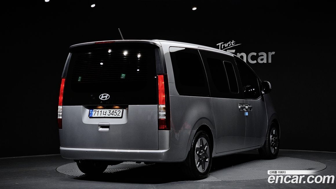 Hyundai Staria Tourer 11-Seater, 2025