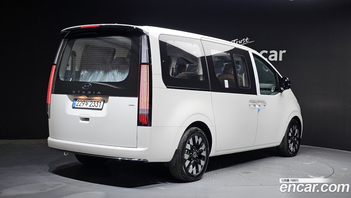 Hyundai Staria 4WD Lounge 7-Seater, 2025