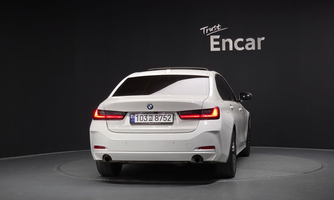 BMW 3-Series 320i, 2024