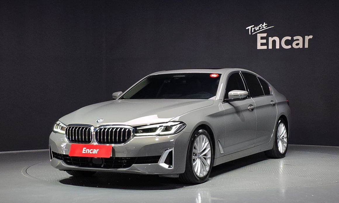 BMW 5-Series 520i Luxury, 2022