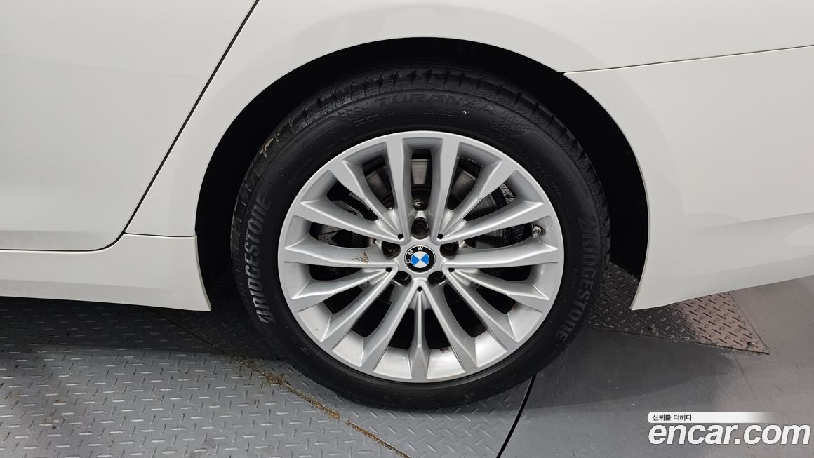 BMW 5-Series 520i Luxury, 2023