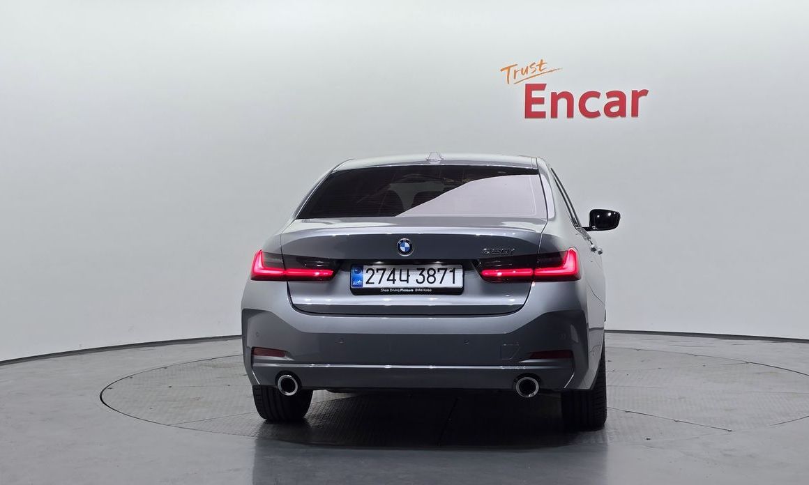 BMW 3-Series 320i, 2025