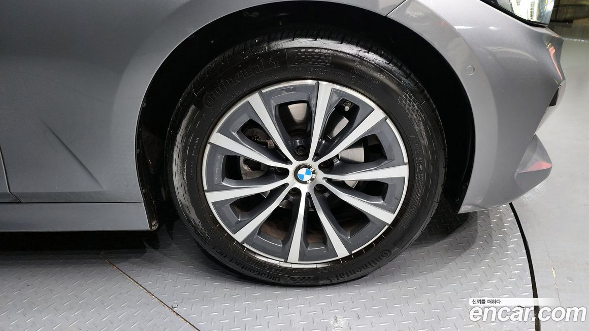 BMW 3-Series 320i, 2023