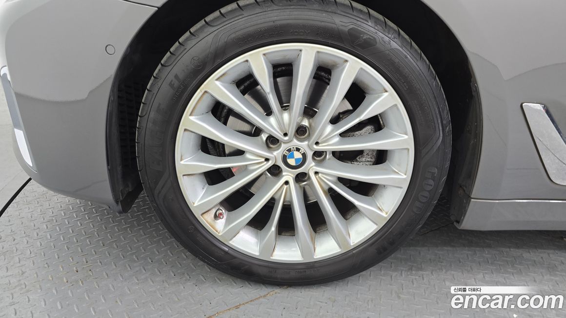 BMW 5-Series 520i Luxury, 2022