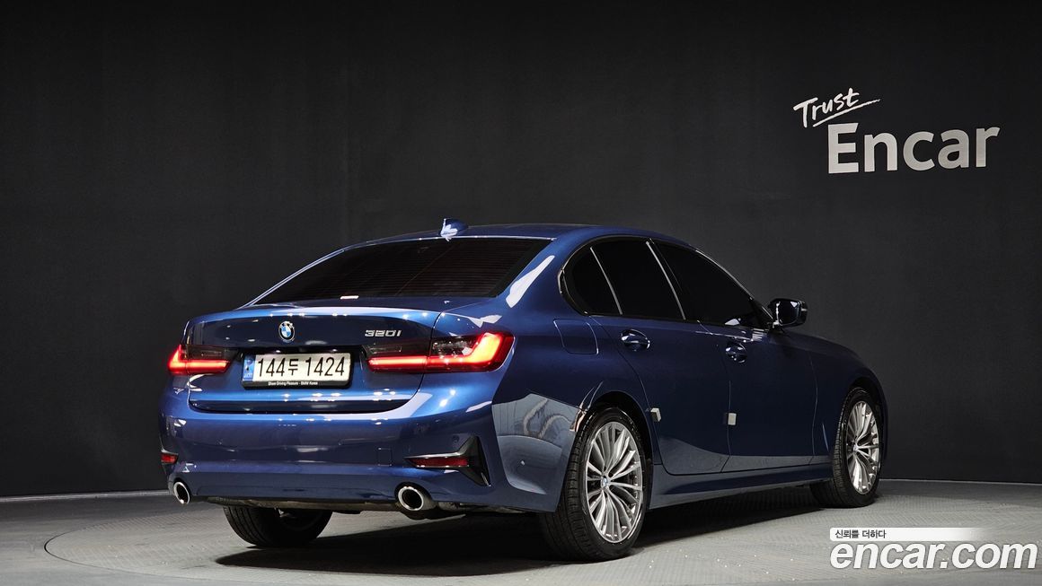 BMW 3-Series 320i Luxury, 2022