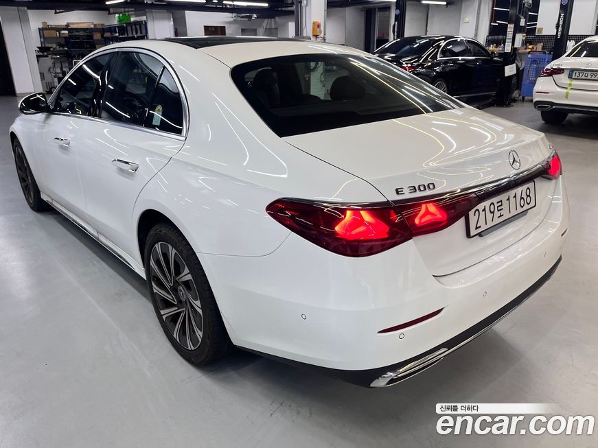 Mercedes-Benz E-Class E300 4MATIC Exclusive, 2025