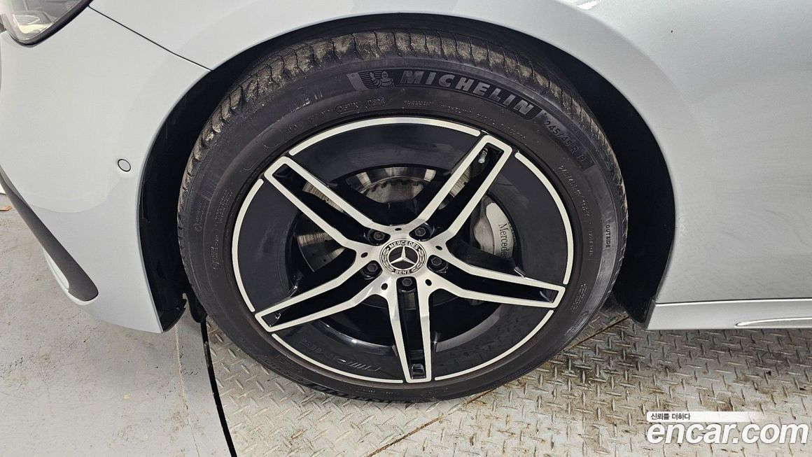 Mercedes-Benz E-Class E300 4MATIC AMG Line, 2024