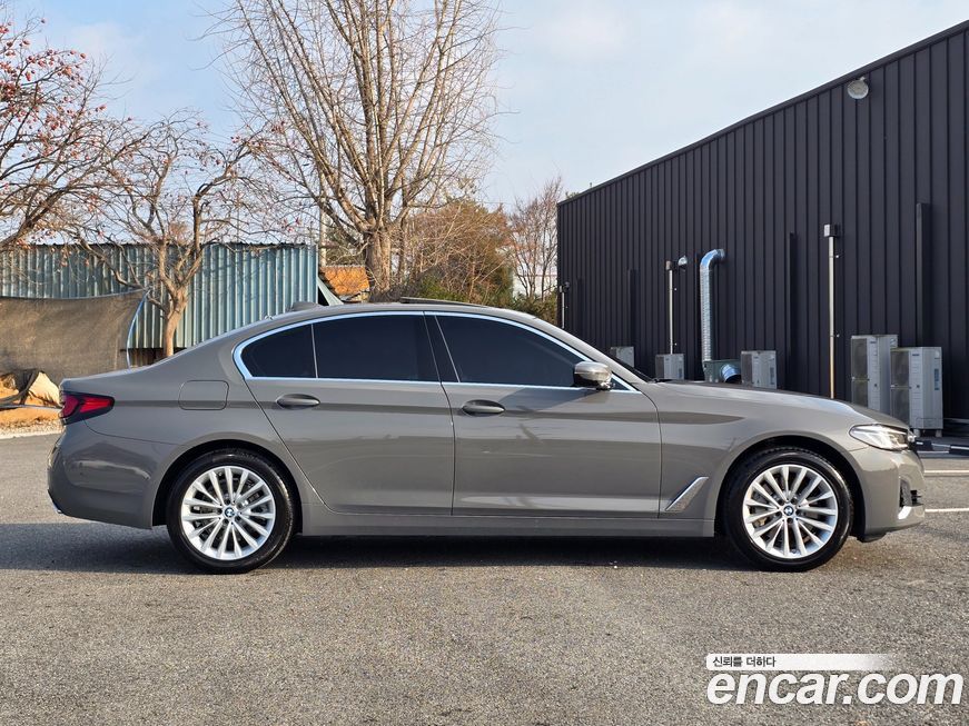 BMW 5-Series 530i Luxury, 2022
