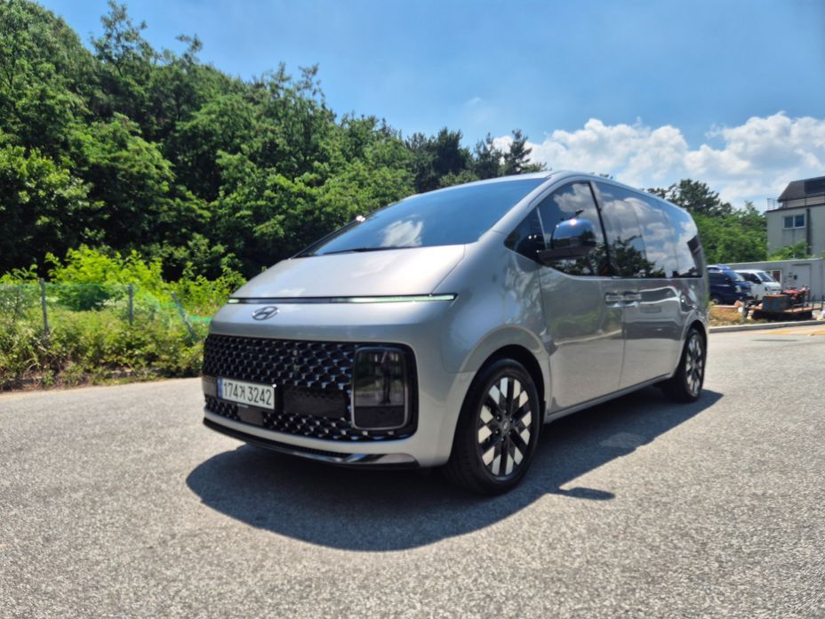 Hyundai Staria Lounge 9-Seater, 2022