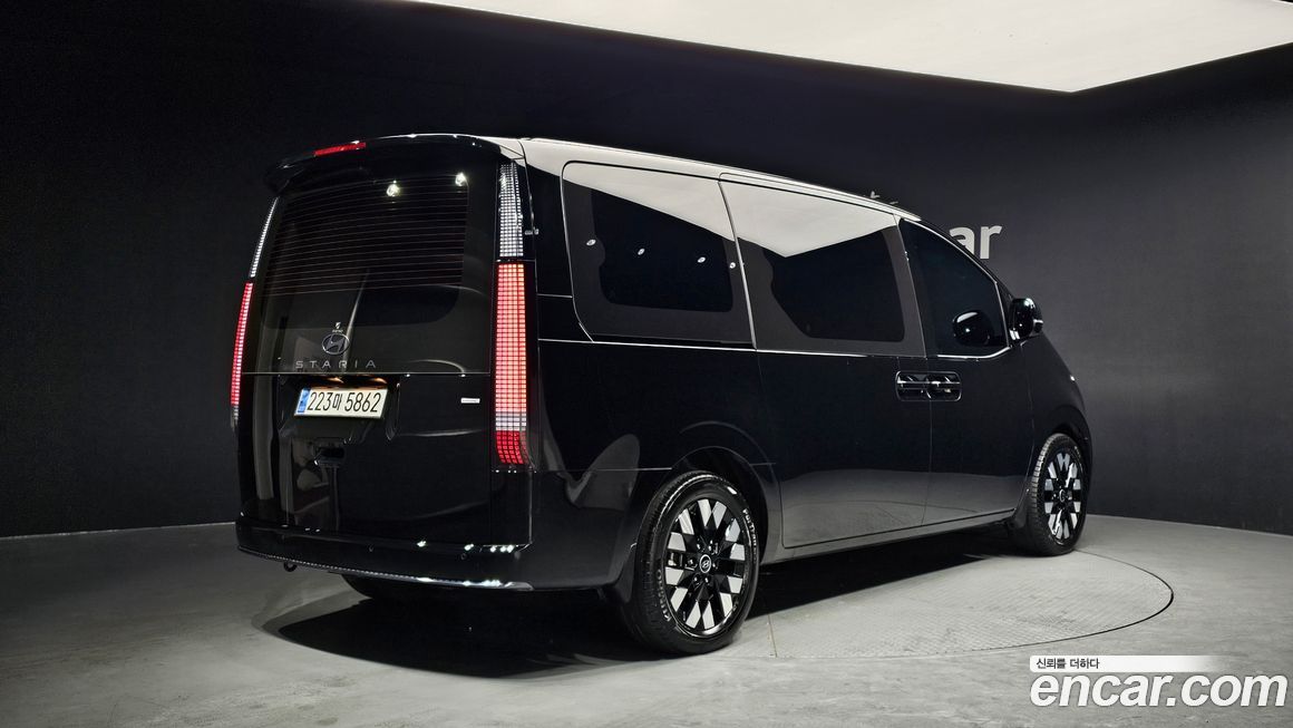 Hyundai Staria 4WD Lounge 9-Seater, 2025