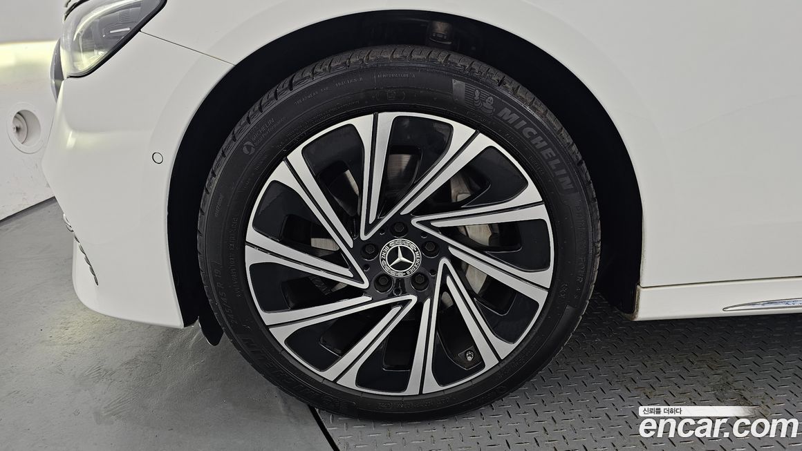 Mercedes-Benz E-Class E300 4MATIC Exclusive, 2024