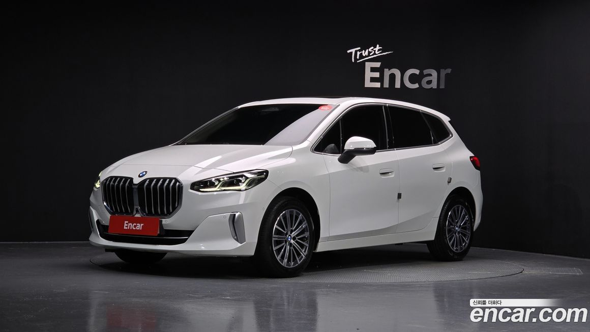 BMW 2-Series 220i Luxury, 2023