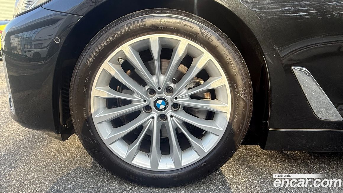 BMW 5-Series 520i Luxury, 2023