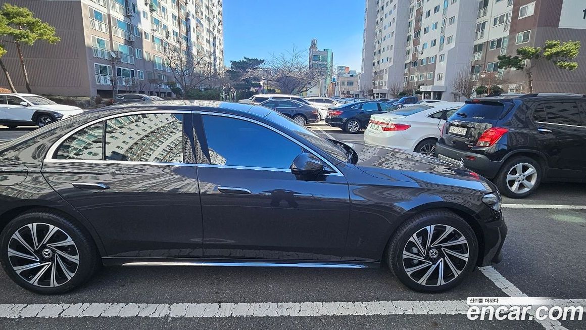 Mercedes-Benz E-Class E300 4MATIC Exclusive, 2025