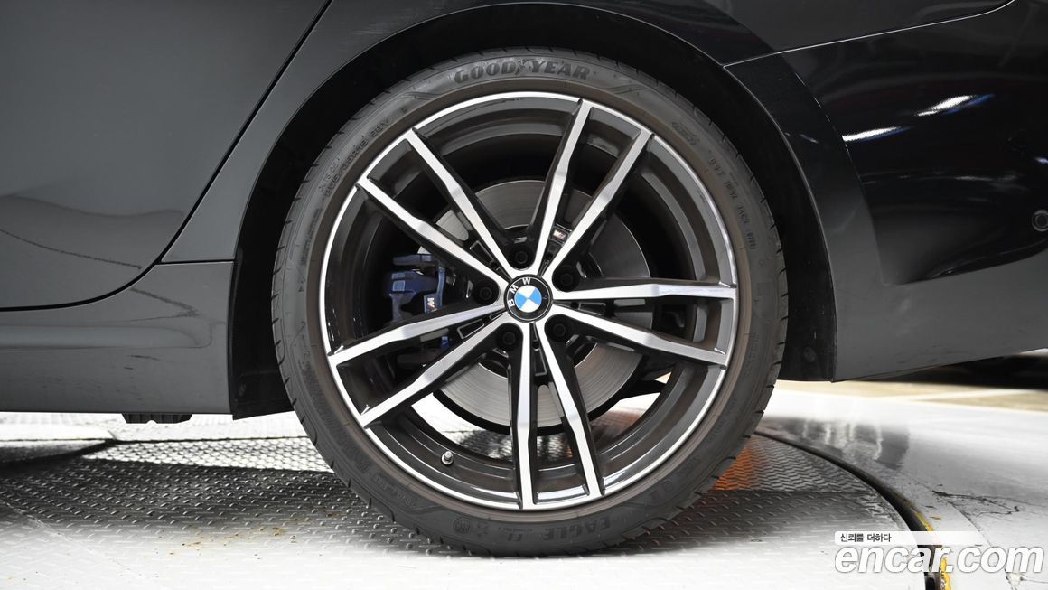 BMW 3-Series 320i Touring M Sports, 2022