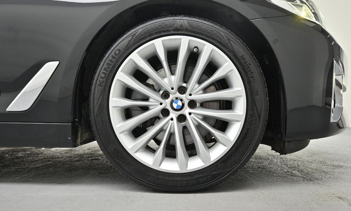 BMW 5-Series 520i Luxury, 2022