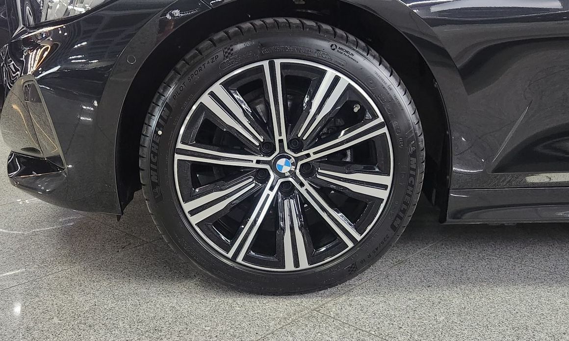BMW 3-Series 320i, 2025