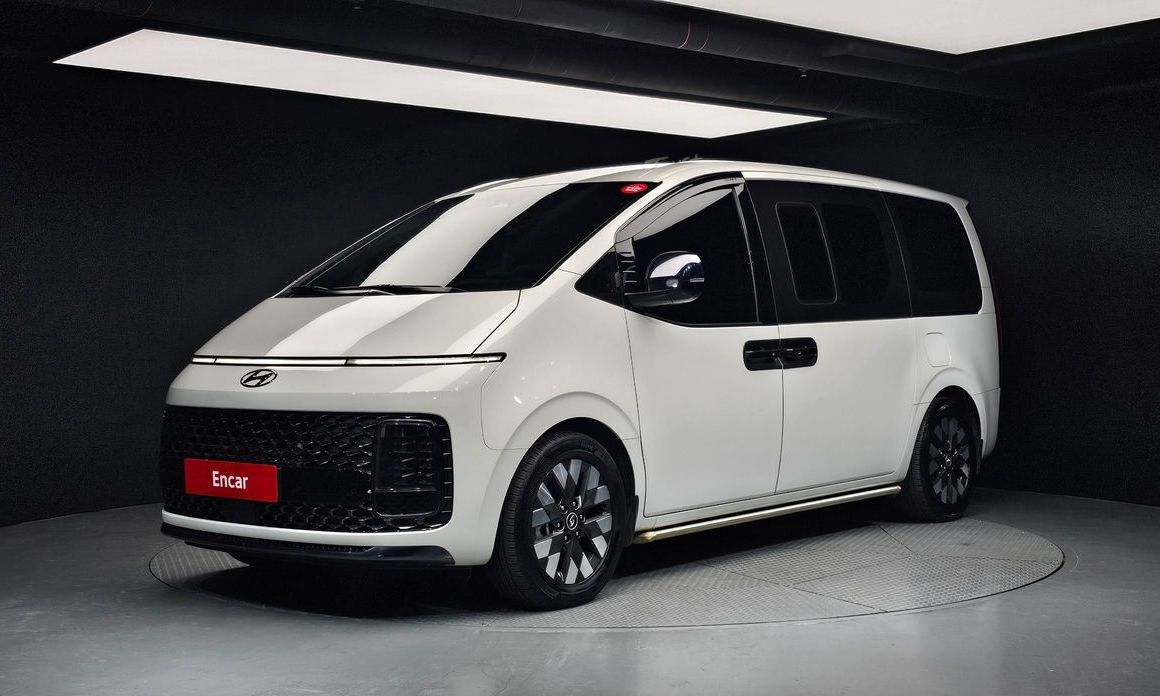 Hyundai Staria 4WD Lounge 9-Seater, 2024