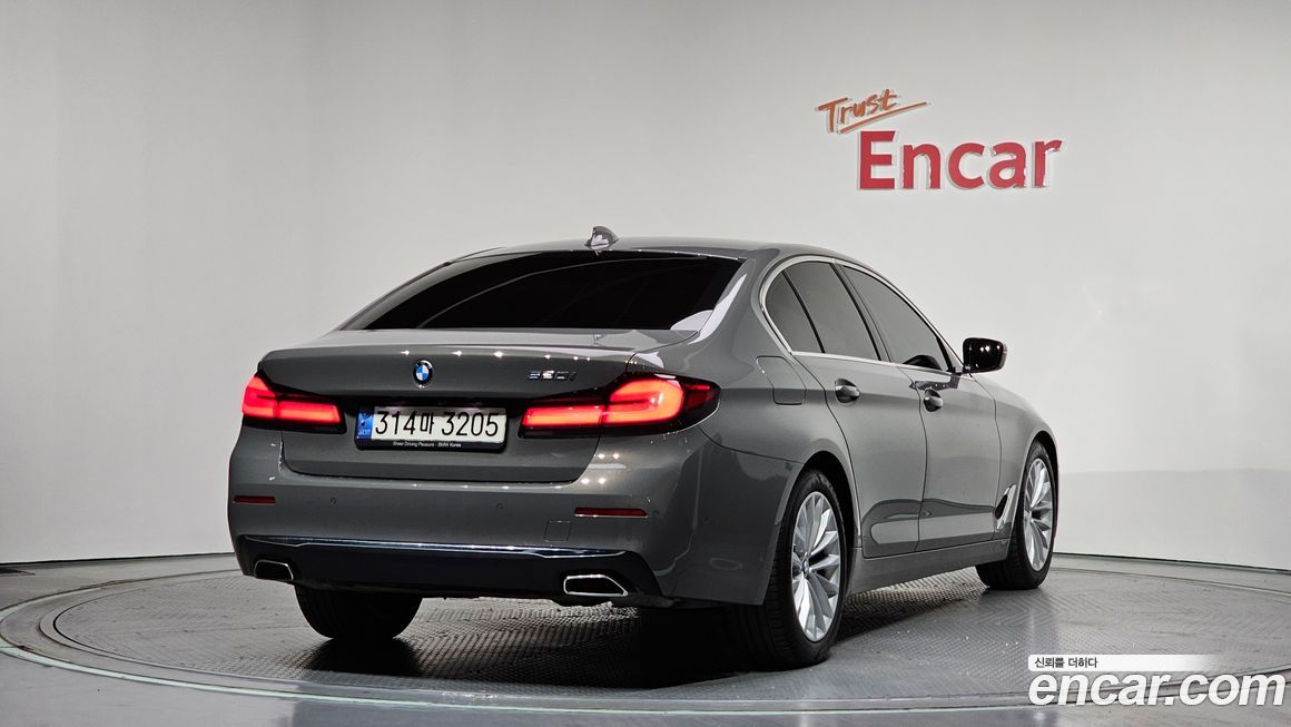 BMW 5-Series 520i Luxury, 2022