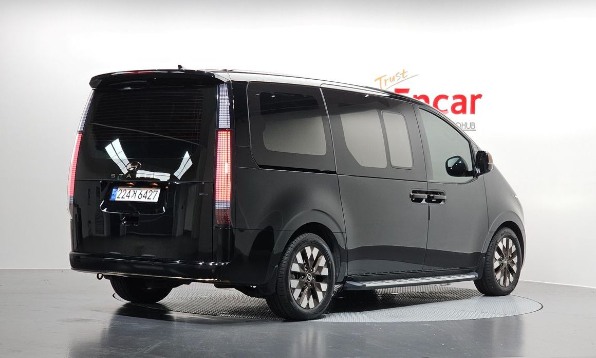 Hyundai Staria 4WD Lounge 7-Seater, 2024