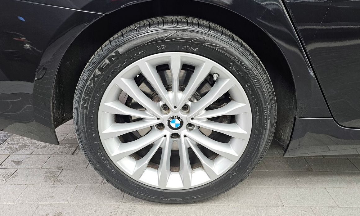 BMW 5-Series 520i Luxury, 2022