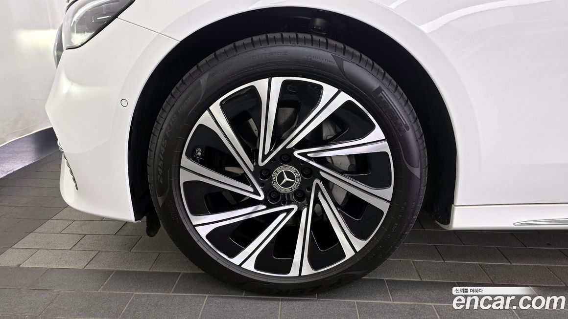 Mercedes-Benz E-Class E300 4MATIC Exclusive, 2025