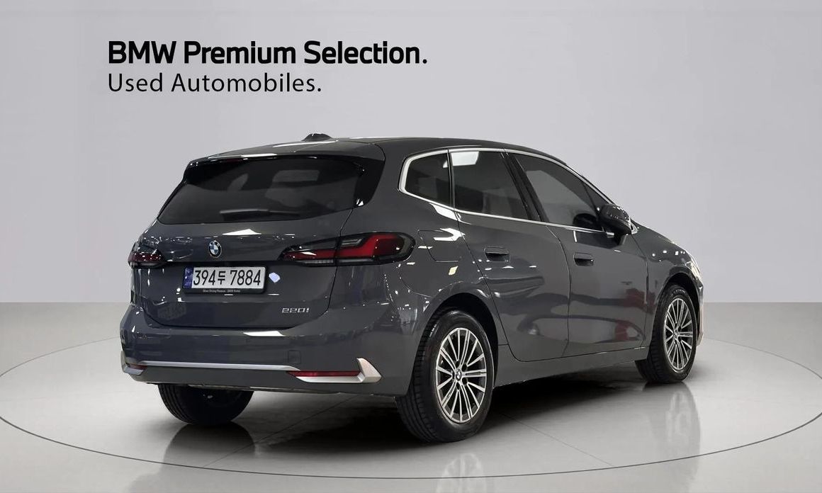 BMW 2-Series 220i Luxury, 2023