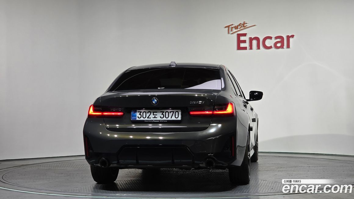 BMW 3-Series 320i M Sport, 2025