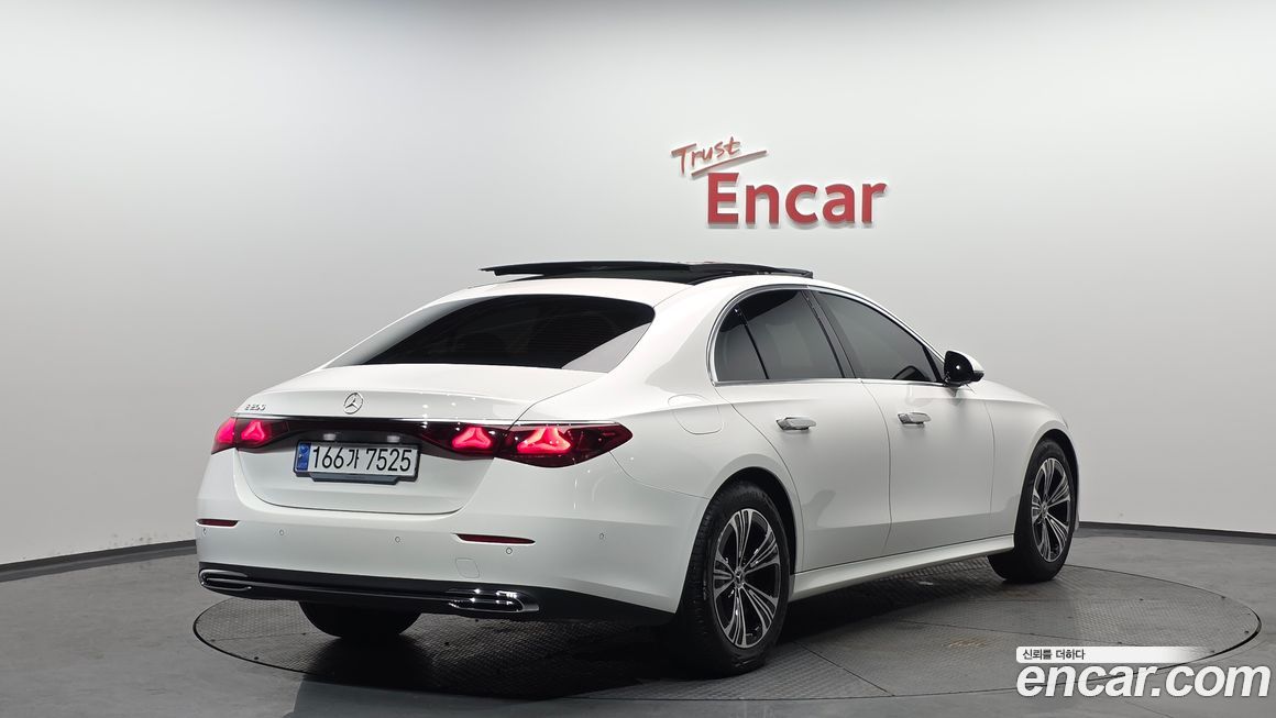 Mercedes-Benz E-Class E200 Avantgarde, 2024