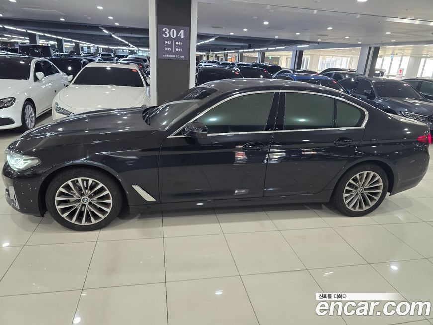 BMW 5-Series 520i Luxury, 2023