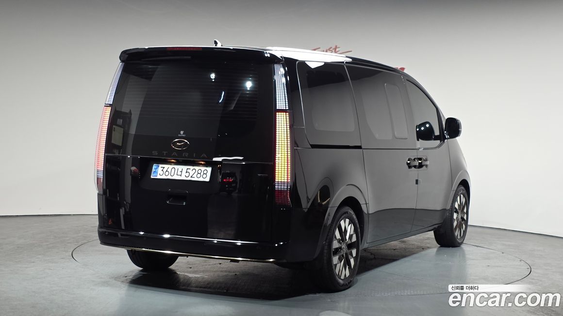 Hyundai Staria 4WD Lounge 9-Seater, 2024