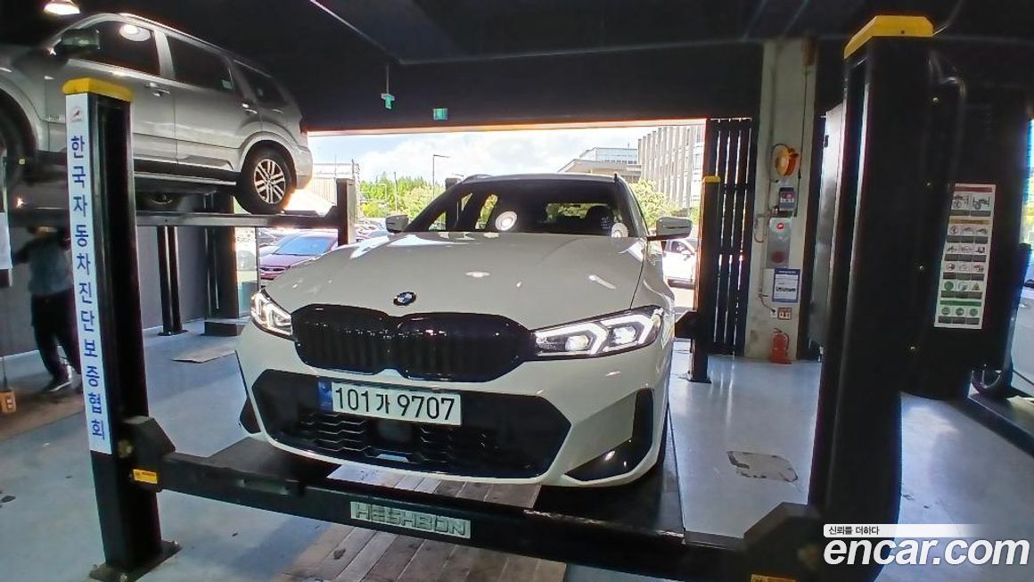 BMW 3-Series 320i Touring M Sports, 2023