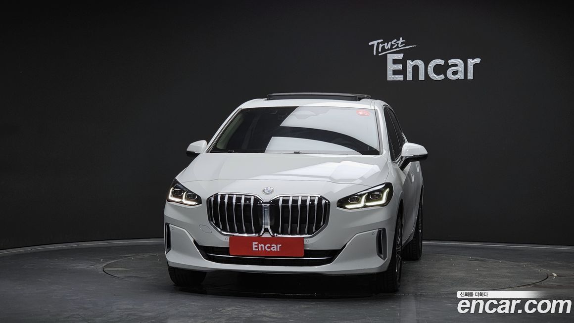 BMW 2-Series 220i Luxury, 2023