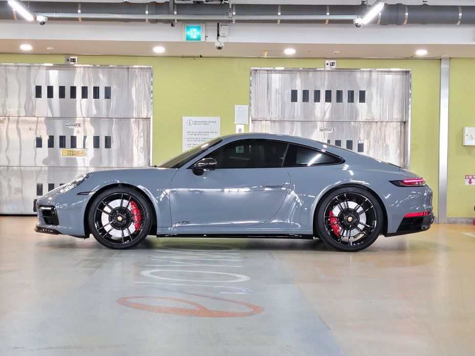 Porsche 911 Carrera 4 GTS, 2024