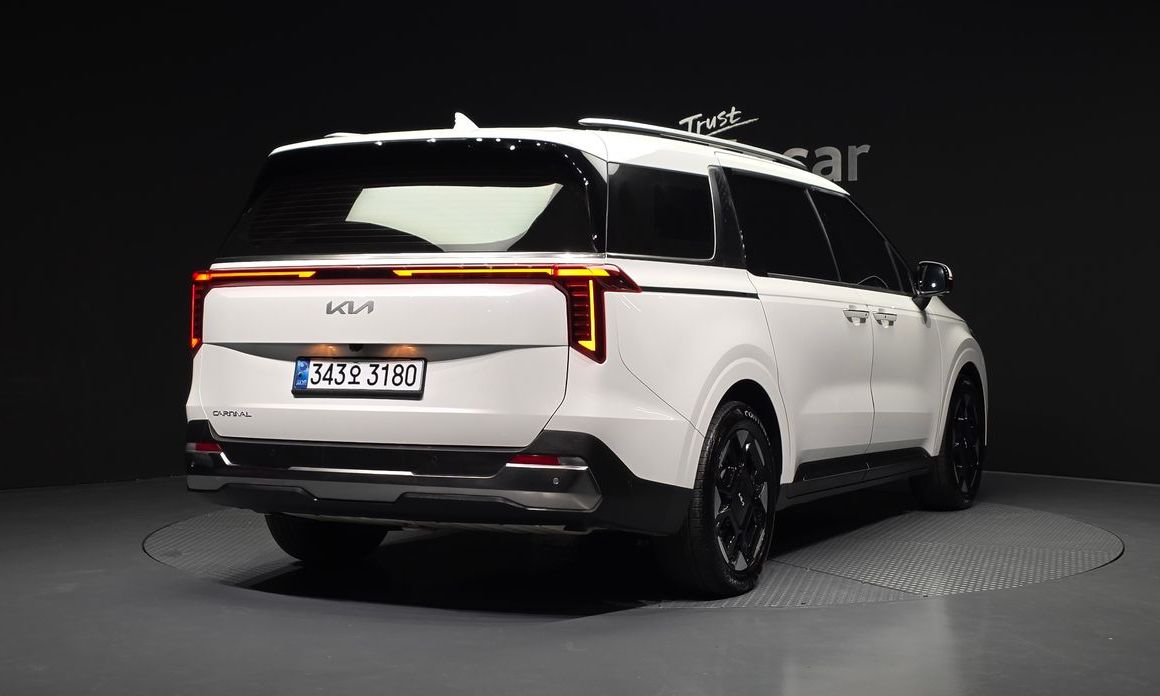Kia Carnival 9-Seater Signature, 2024