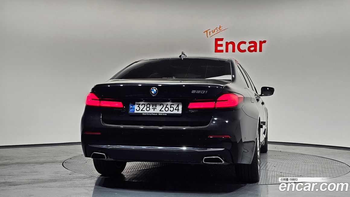 BMW 5-Series 520i Luxury, 2023